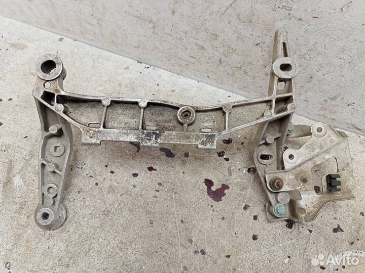 Кронштейн компрессора пневмоподвески 7L0616879