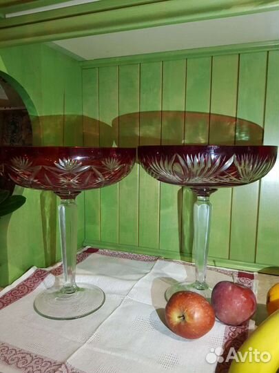 Огромная ваза на ножке цветной хрусталь