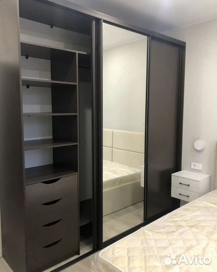 Шкаф купе распашной с зеркалом темный