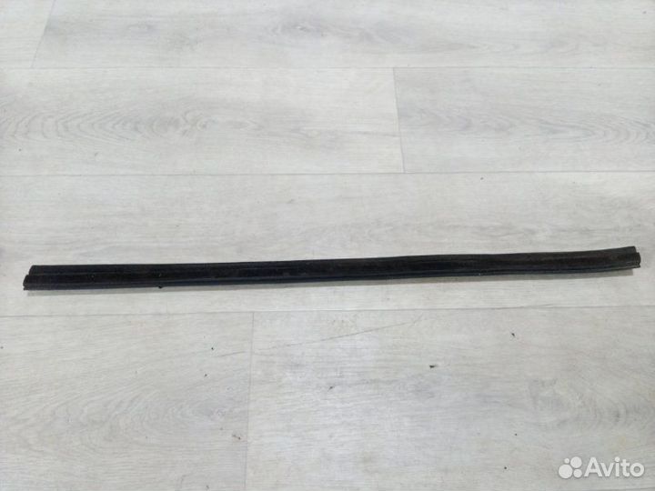 Уплотнитель стекла передний левый Kia Sorento SUV