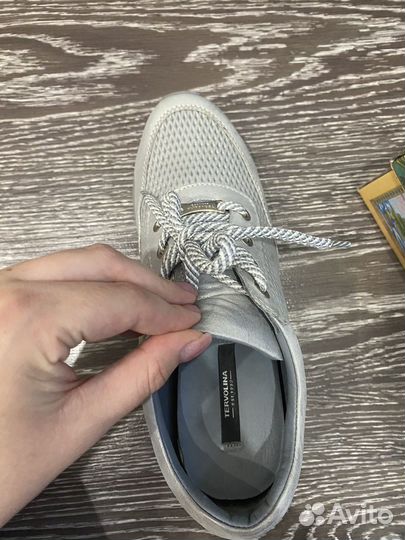 Кроссовки женские