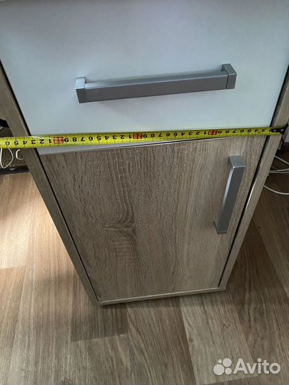 Офисная мебель (столы, кресла)