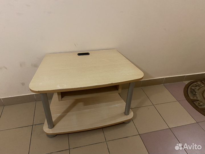 Столик на роликах