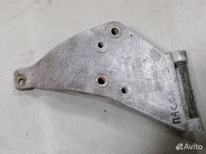 Кронштейн двигателя Volkswagen Passat B3 1988-1993