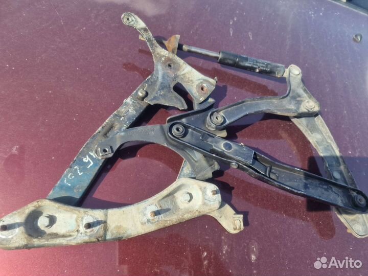 Петля капота Mercedes