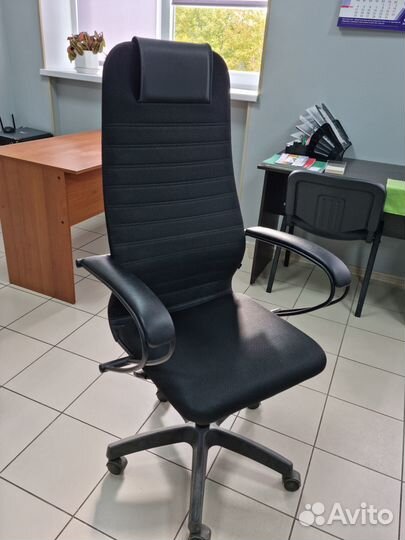 Офисное кресло руководителя