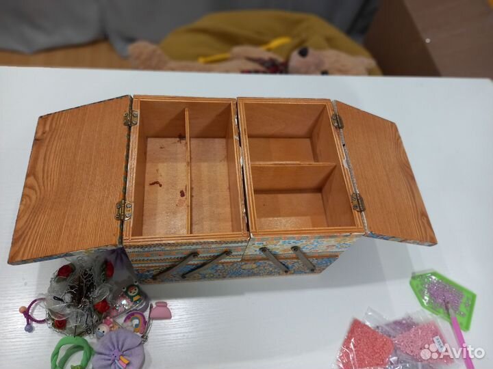 Деревянная шкатулка для рукоделия и украшения