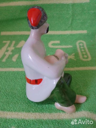 Фарфоровая статуэтка 