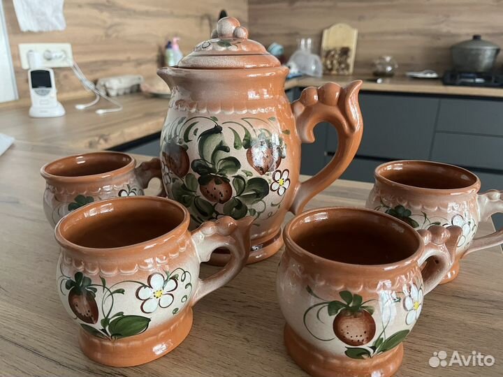 Глиняный кувшин с кружками