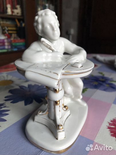 Пушкин фарфоровая статуэтка
