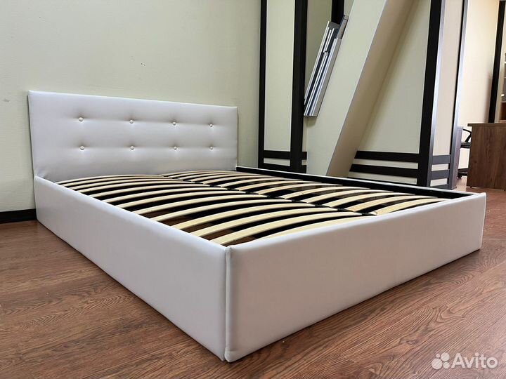 Кровать с мягким изголовьем