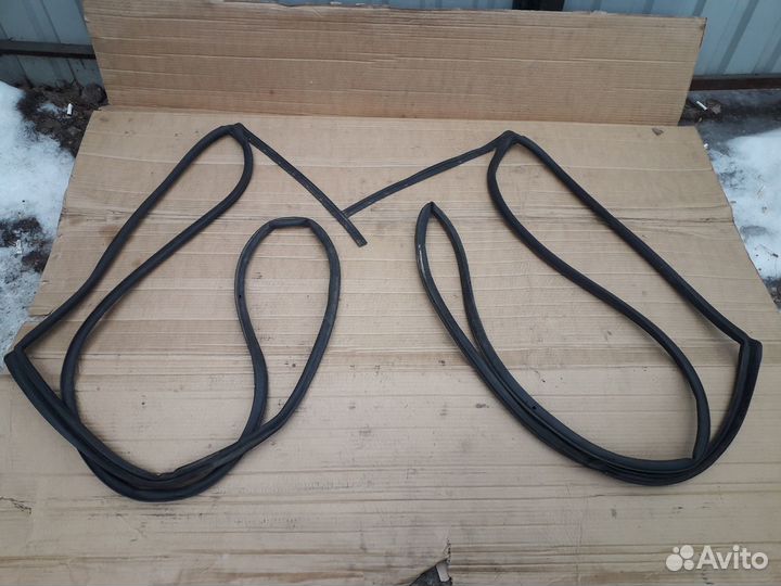 Уплотнитель двери задний Mitsubishi Grandis I