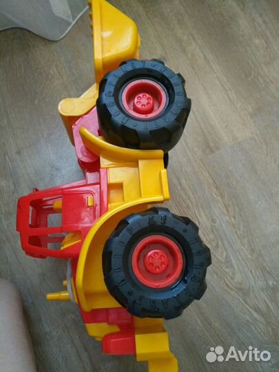 Игрушка. Трактор