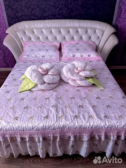Покрывало на кровать розовое с рюшами и кружевом