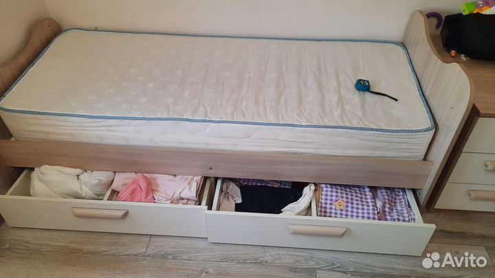 Кровать с матрасом и тумбой