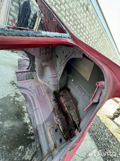 Заднее правое крыло Toyota camry