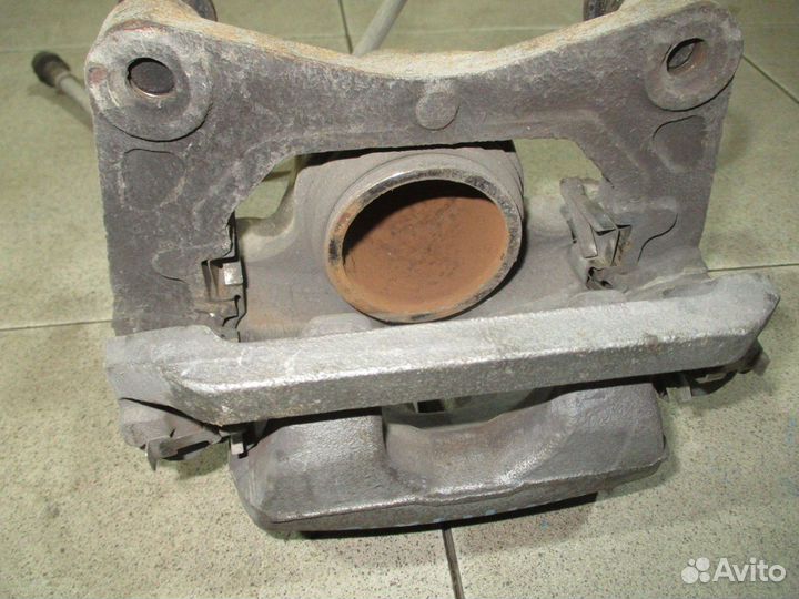 Суппорт передний правый Infiniti FX (S50)