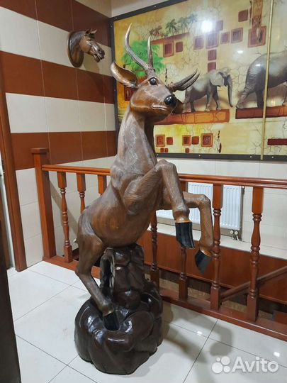 Статуя оленя из дерева