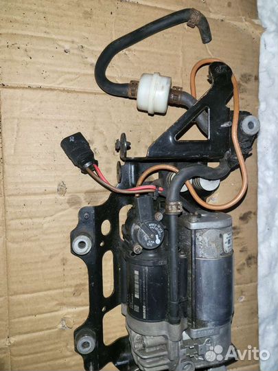 Мало б.у оригинал компрессор подвески Audi A8 D4