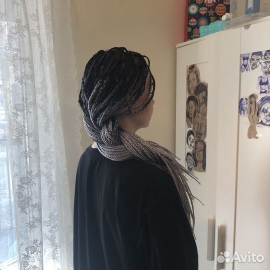 Модель на афрокосы, афрохвосты