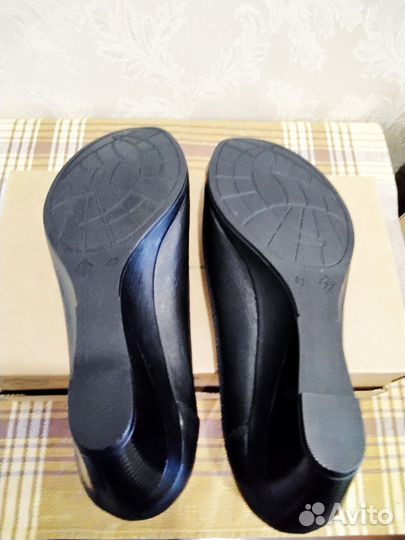 Туфли на танкетке черные