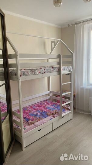 Двухъярусная кровать-домик