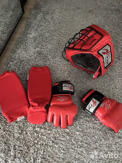 Боксерские перчатки шлем щитки
