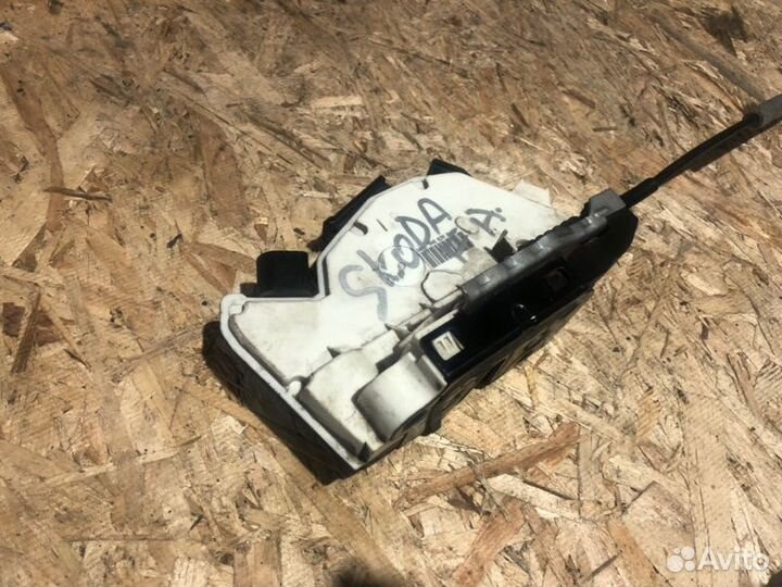 Замок двери задний правый Fabia Passat Tiguan