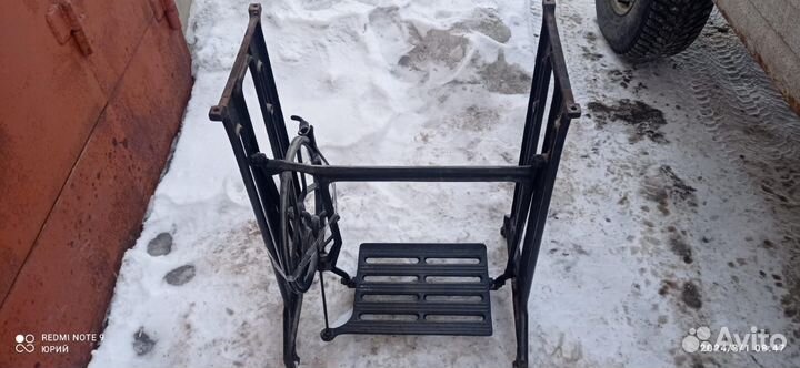 Стальные ножки, резные от швейной машинки