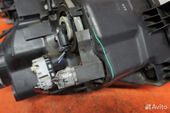 Фара передняя левая Toyota Voxy ZRR70 2012