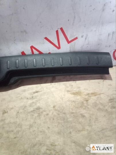 Накладка замка багажника nissan serena