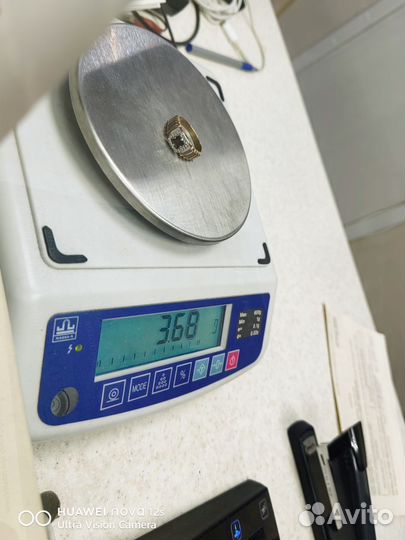 Золотое кольцо с гранатом и фианитоми