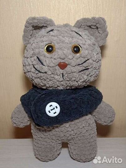Вязаная игрушка котик