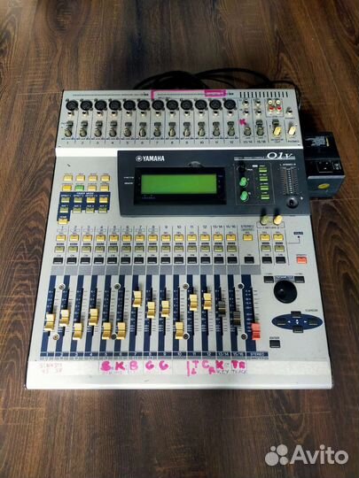 Микшерный пульт Yamaha 01v