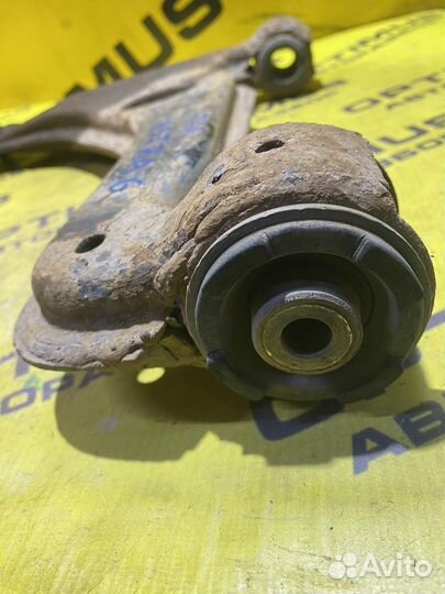 Передний левый рычаг Opel Astra G