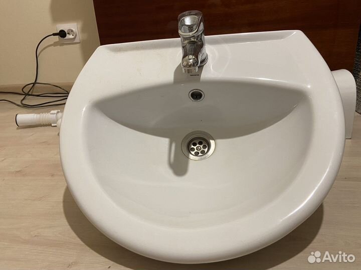 Раковина со смесителем