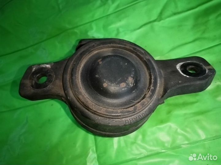 Опора двигателя левая на Subaru Forester SG9 2006г