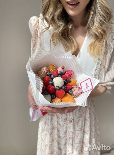 Боксы из клубники и цветов