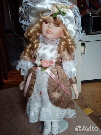 Кукла фарфоровая