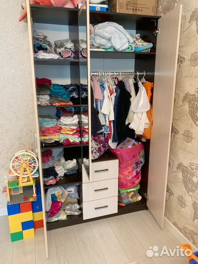 Шкаф распашной трехстворчатый