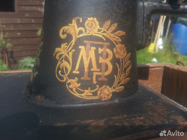Старая швейная машинка из СССР