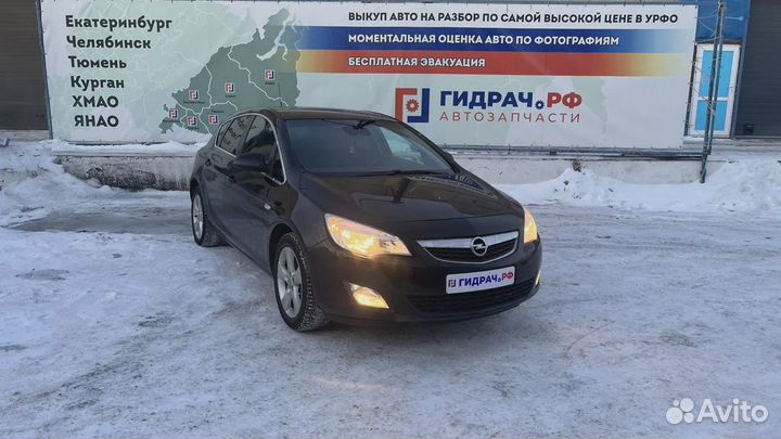 Кронштейн левого динамика в торпедо Opel Astra (J) 13287812