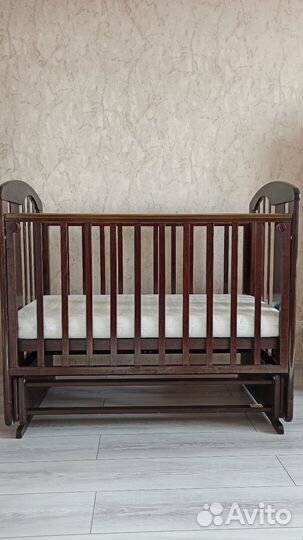 Детская кроватка с маятником