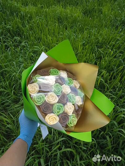 Подарок девушке букет из шоколадных роз