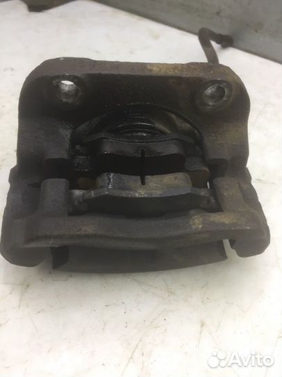 Суппорт передний правый Renault Logan седан 1.6