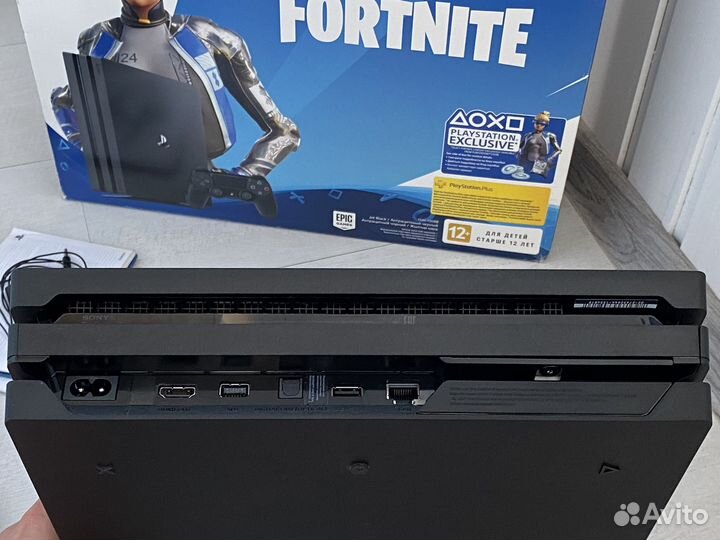 PS4 Pro третья ревизия, два джойстика