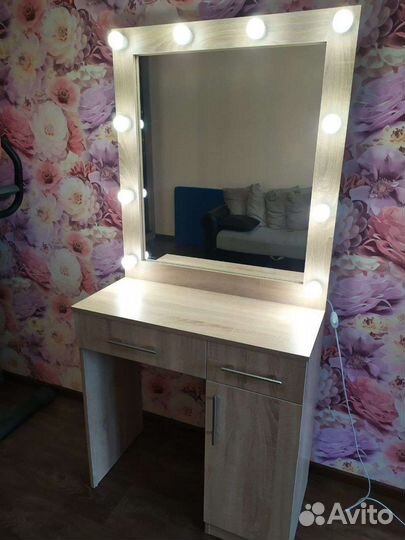 Гримерный столик для макияжа