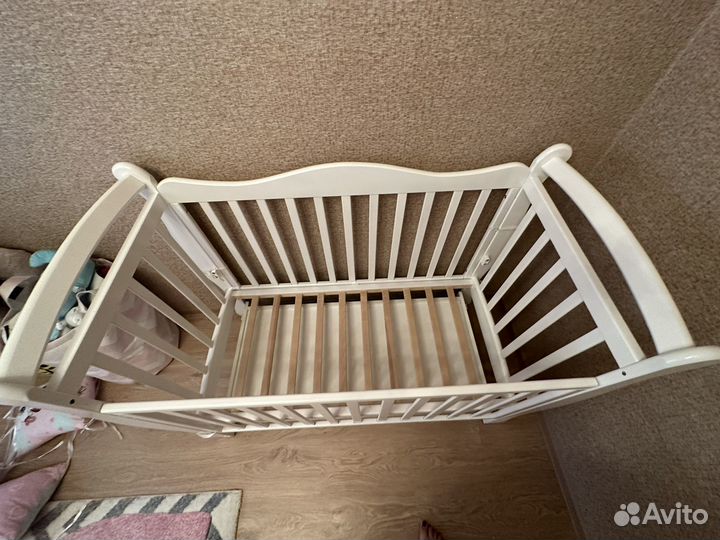 Детская кроватка с маятником