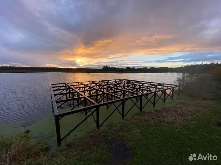 Монтаж винтовых свай для причалов