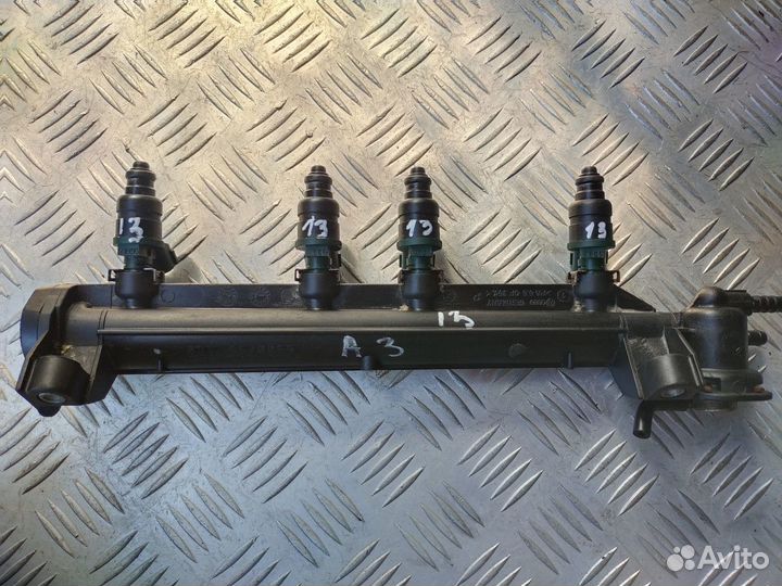 Рейка топливная (рампа) VW Golf IV